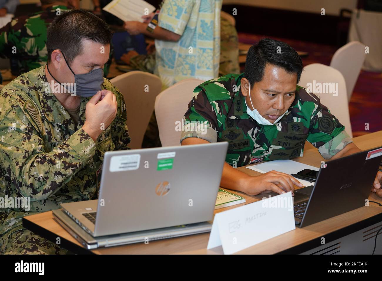 US Navy LT. Bef. Christopher Tam, Cmdr. Gita Muharam, TNI, überprüft die maritimen Pläne der Übungskontrollgruppe bei Gema Bhakti 2022, 12. September 2022, Jakarta Indonesien. Die GEMA Bhakti 22 ist eine Veranstaltung des USINDOPACOM Joint Exercise Program, bei der die US-Streitkräfte in Zusammenarbeit mit den TNI-Streitkräften zusammenarbeiten, um die Interoperabilität zu erhöhen und die regionale Stabilität und Sicherheit durch bilaterale und multilaterale Partnerschaften zu verbessern. (FOTO DER US Air Force von Master Sgt. Andrew Jackson) Stockfoto