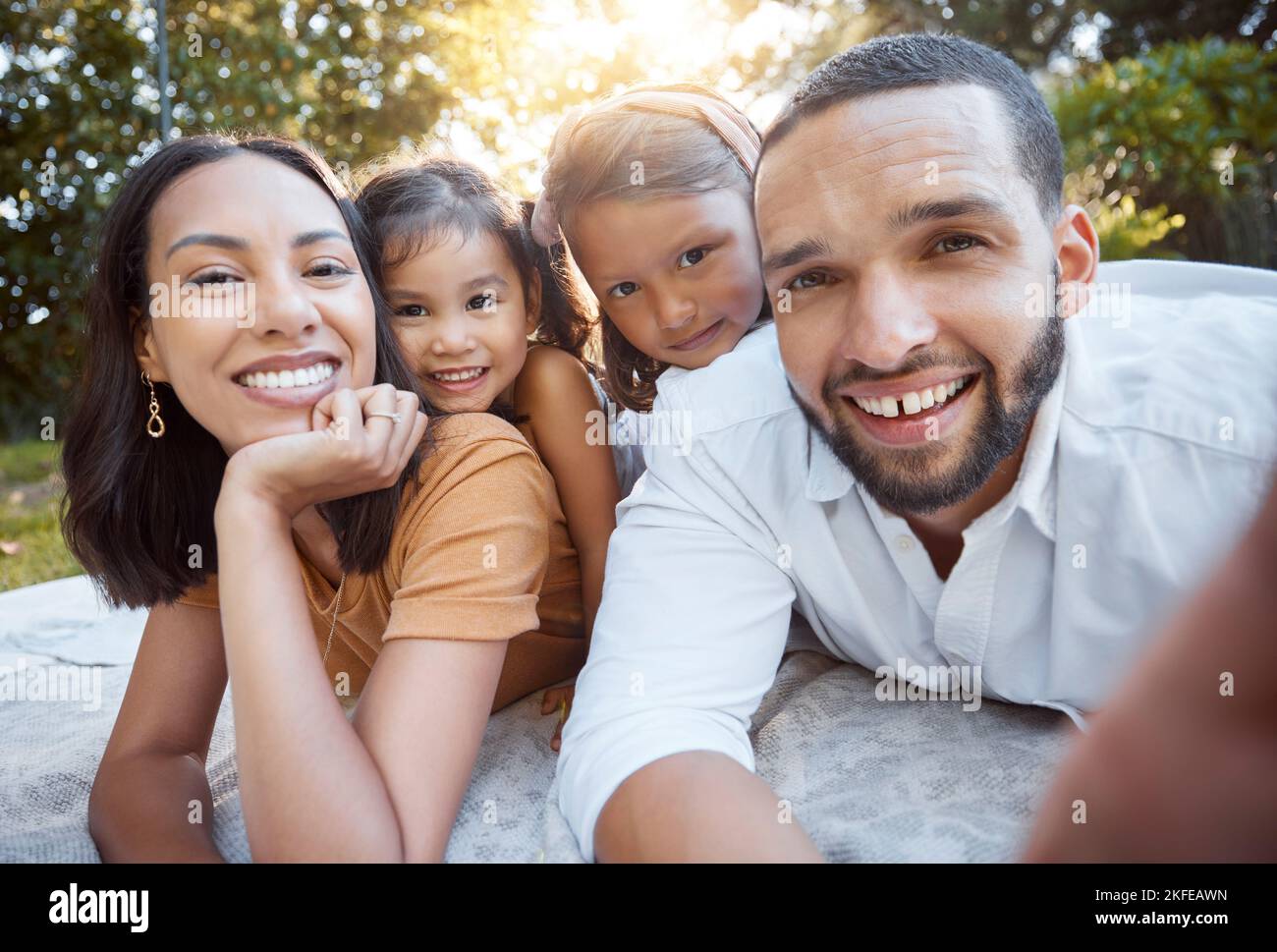 Entspannen, glücklich und Selfie mit der Familie auf Picknick für den Sommer, Unterstützung oder Bindung im Park. Lächeln, Freiheit und liebevoll mit Porträt der Eltern und Stockfoto