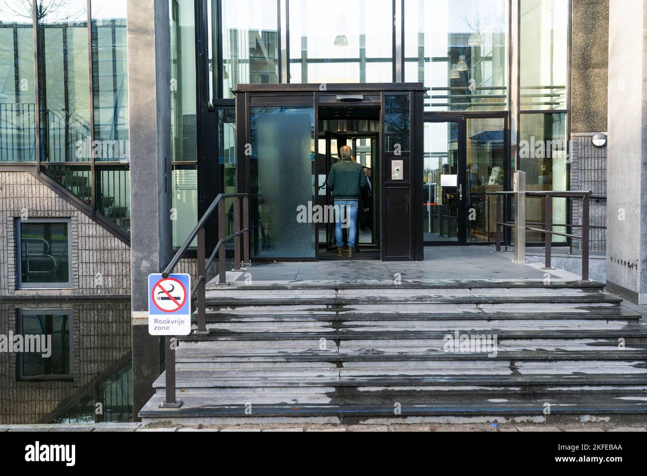 LELYSTAD - das Gericht in Lelystad. In der Nacht vom 13. Auf den 14. Juli 2021 fanden in El Arenal auf der spanischen Insel Mallorca mehrere Gewaltakte statt. Bei einem Vorfall wurde Carlo, ein 27-jähriger Mann aus Waddinxveen, so verletzt, dass er wenige Tage später starb. Das Gericht wird heute im Strafverfahren wegen tödlicher Gewalt entscheiden. ANP JEROEN JUMELET niederlande Out - belgien Out Stockfoto