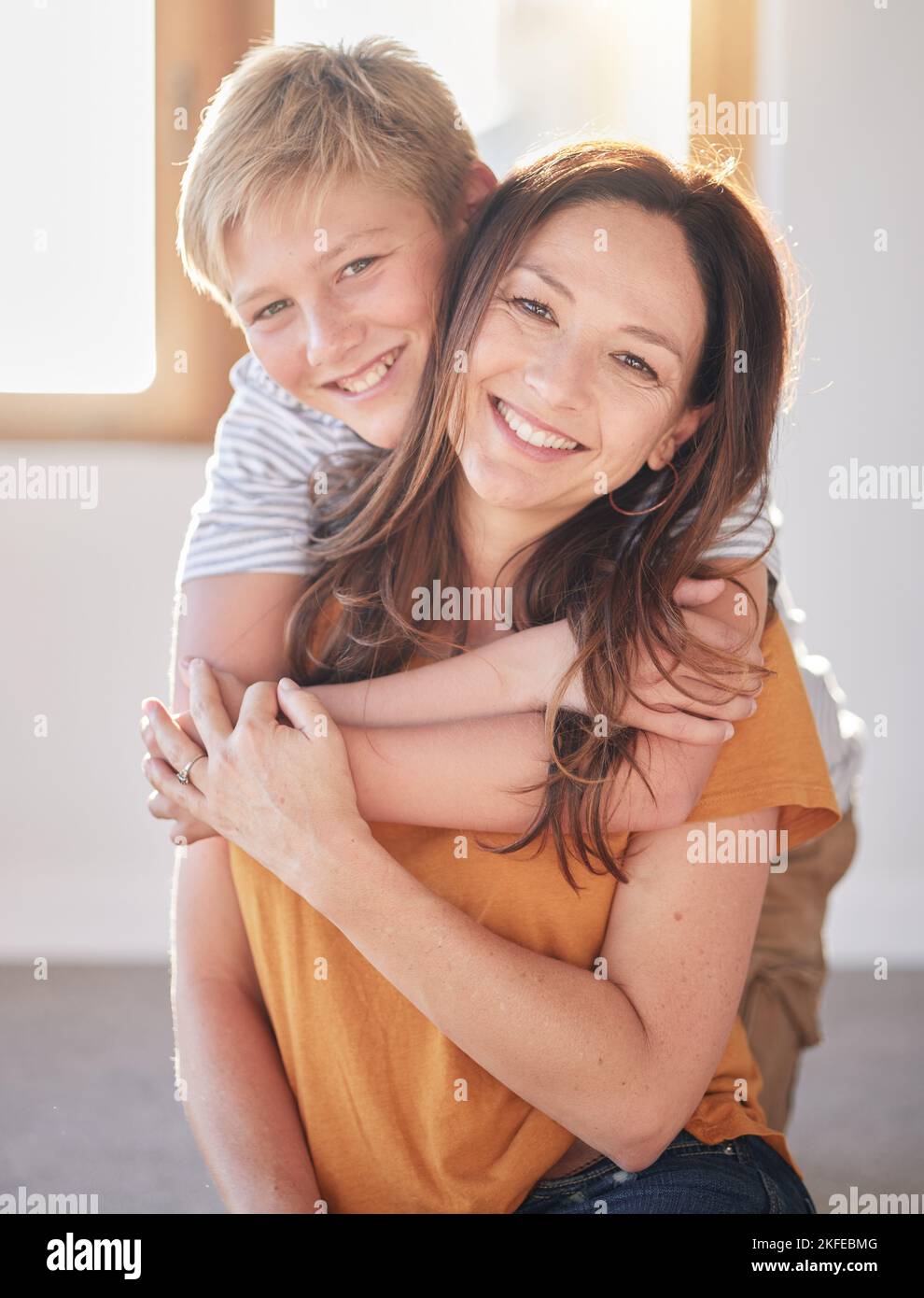Mutter, Umarmung und Kind in einem Familienhaus zusammen mit Glück, Bindung und Elternbetreuung. Porträt einer Mutter und eines Kindes in einem Haus mit Liebe und glücklich Stockfoto