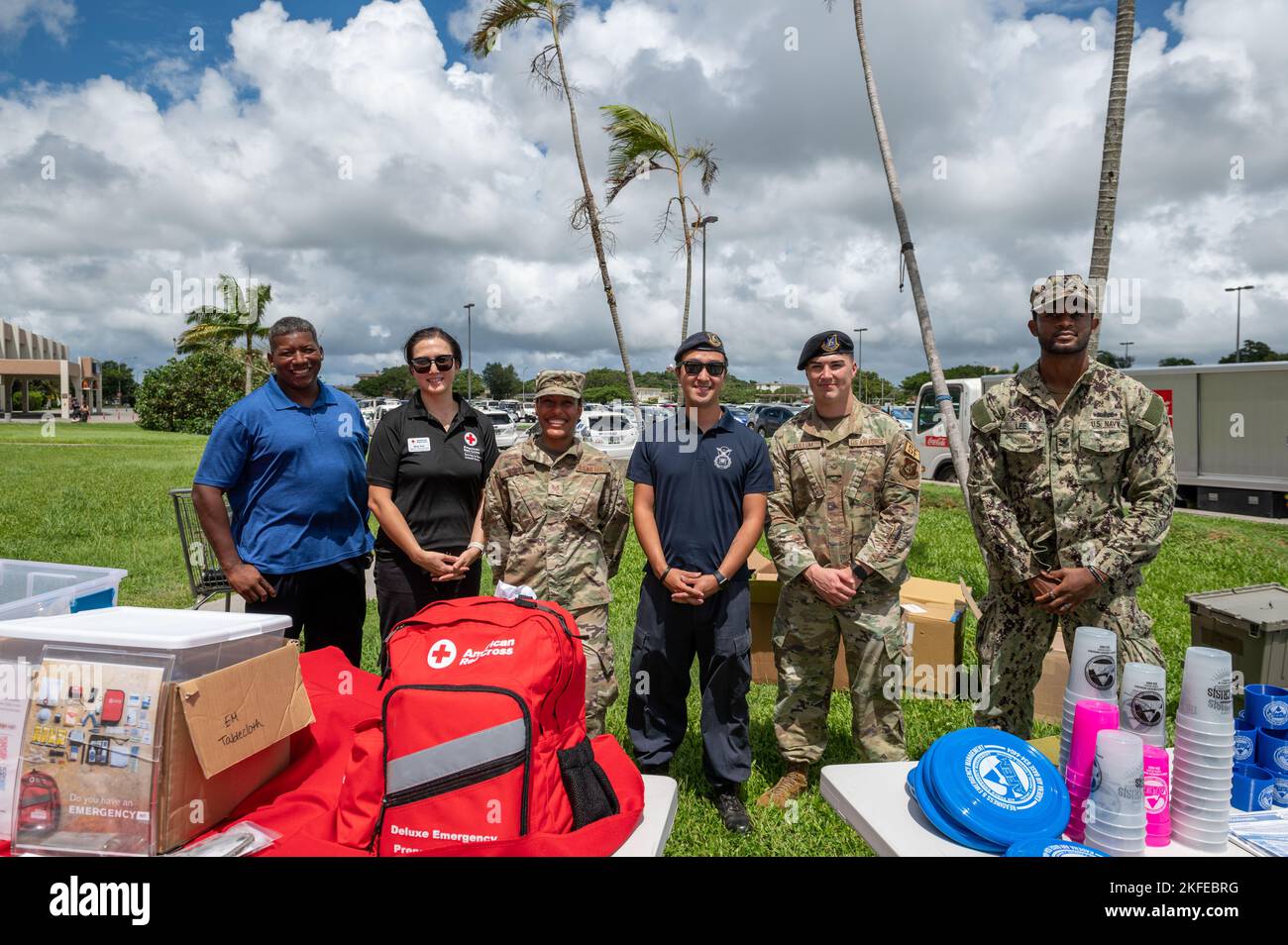 Mitglieder der Commander Fleet Activities Okinawa, das amerikanische Rote Kreuz und der 18. Wing stehen vor der Kadena Base Exchange während einer Messe für den National Preparedness Month auf dem Kadena Air Base, Japan, am 12. September 2022. Der „National Preparedness Month“ wird jeden September durchgeführt, um die Bedeutung der Vorbereitung auf Katastrophen und Notfälle zu erhöhen, die jederzeit auftreten können. Stockfoto