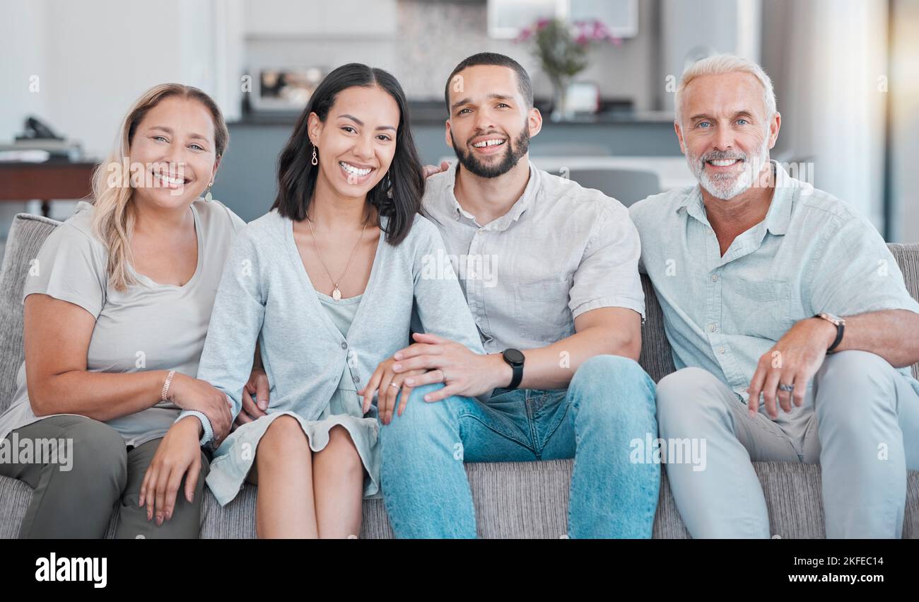 Vielfältig, Familie und Porträt in Familienhaus für die Bindung mit Liebe, Sorgfalt und Zuneigung. Entspannen Sie sich, ruhen Sie sich aus, und interracial Gruppe von Menschen verbindet sich auf dem Sofa Stockfoto