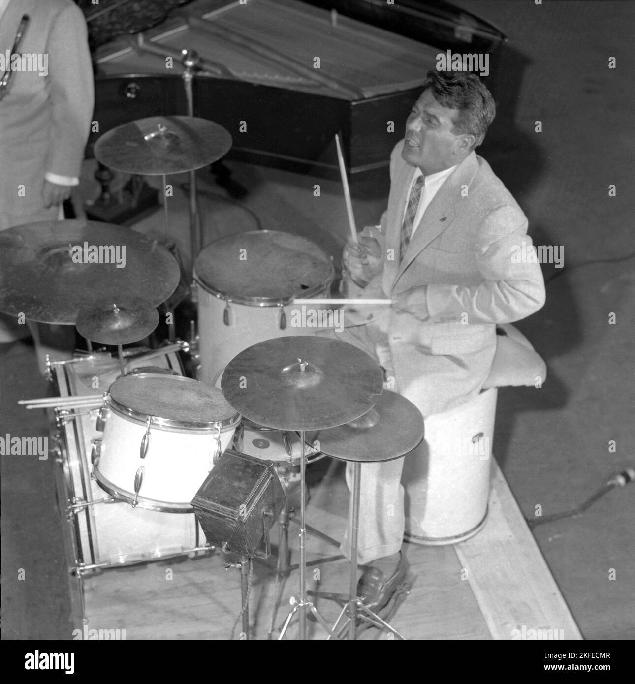 Gene Krupa. Amerikanischer Jazz-Schlagzeuger, Bandleader und Komponist. Geboren am 15 1909. januar, gestorben am 16 1973. oktober. Er war bekannt dafür, mit Energie und Showmanship aufzutreten. Krupa wird vom Modern Drummer Magazine als 'der Gründungsvater des modernen Drumsets' angesehen. Er war der erste Schlagzeuger, der 1978 in die moderne Drummer Hall of Fame aufgenommen wurde. Abgebildet während der Aufführung von i Stockholm Schweden im Juli 1952 Conard Ref 2073 Stockfoto
