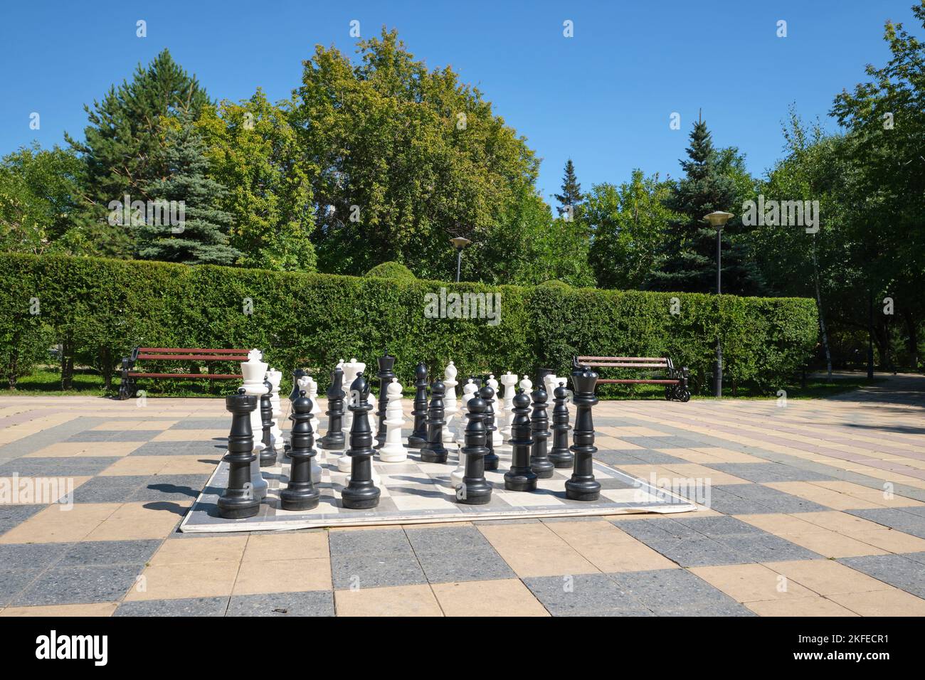 Ein riesiges Schachbrett-Spiel, in einem Park mit einem Thema Schach, Spiele gesetzt. In Astana, Nur Sultan, Kasachstan. Stockfoto
