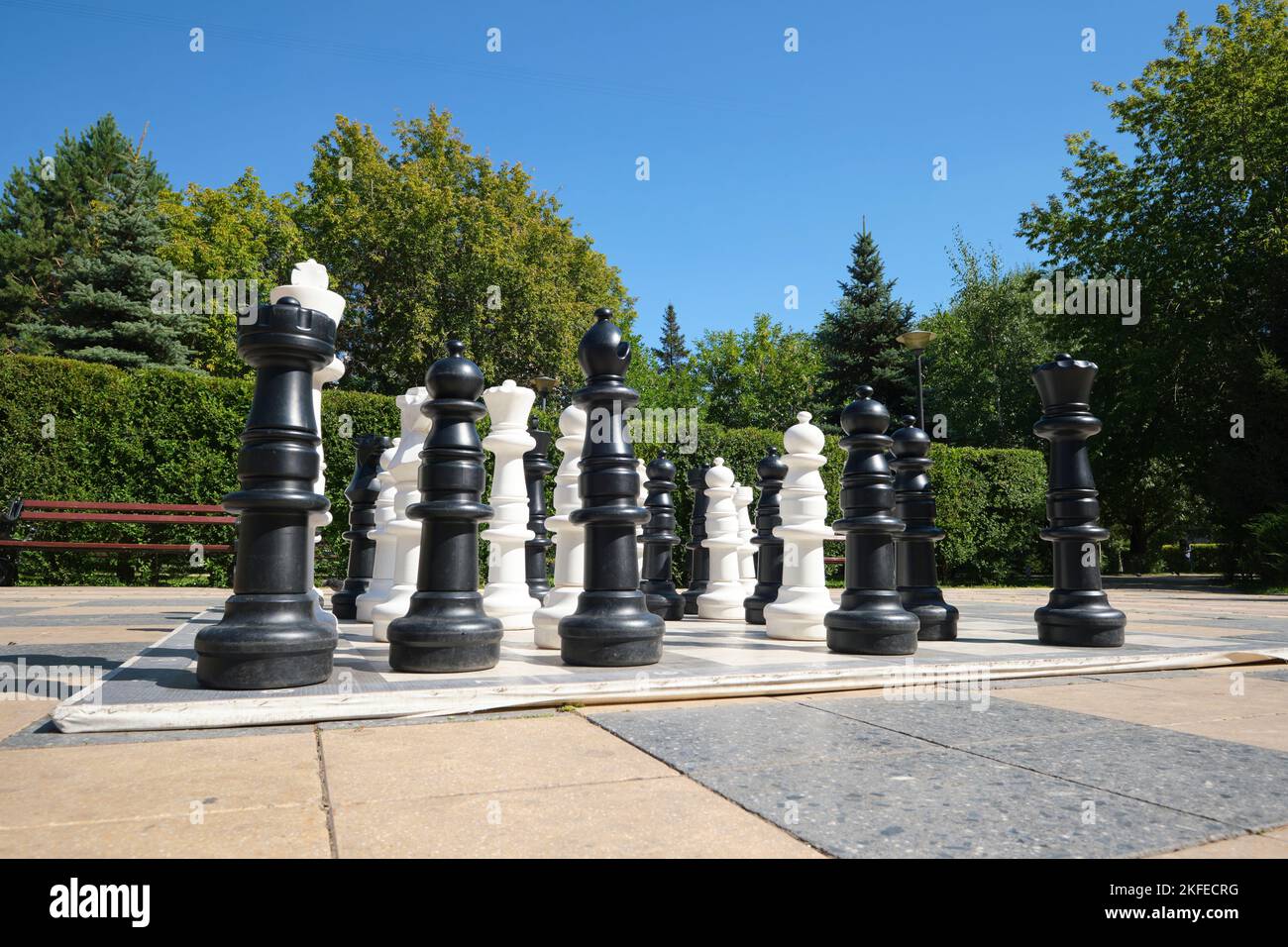 Ein riesiges Schachbrett-Spiel, in einem Park mit einem Thema Schach, Spiele gesetzt. In Astana, Nur Sultan, Kasachstan. Stockfoto