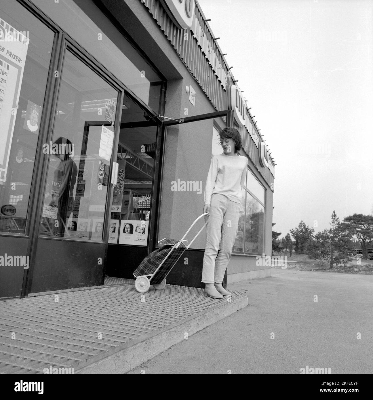Einkaufen in der 1960s. Eine junge Dame im Supermarkt, in dem sie ihren Einkaufswagen benutzt, um ihre Lebensmittel zu transportieren. Ein Neuheitsartikel, der ursprünglich aus den USA kam. Schweden april 14 1966 Conard Ref. 5236 Stockfoto