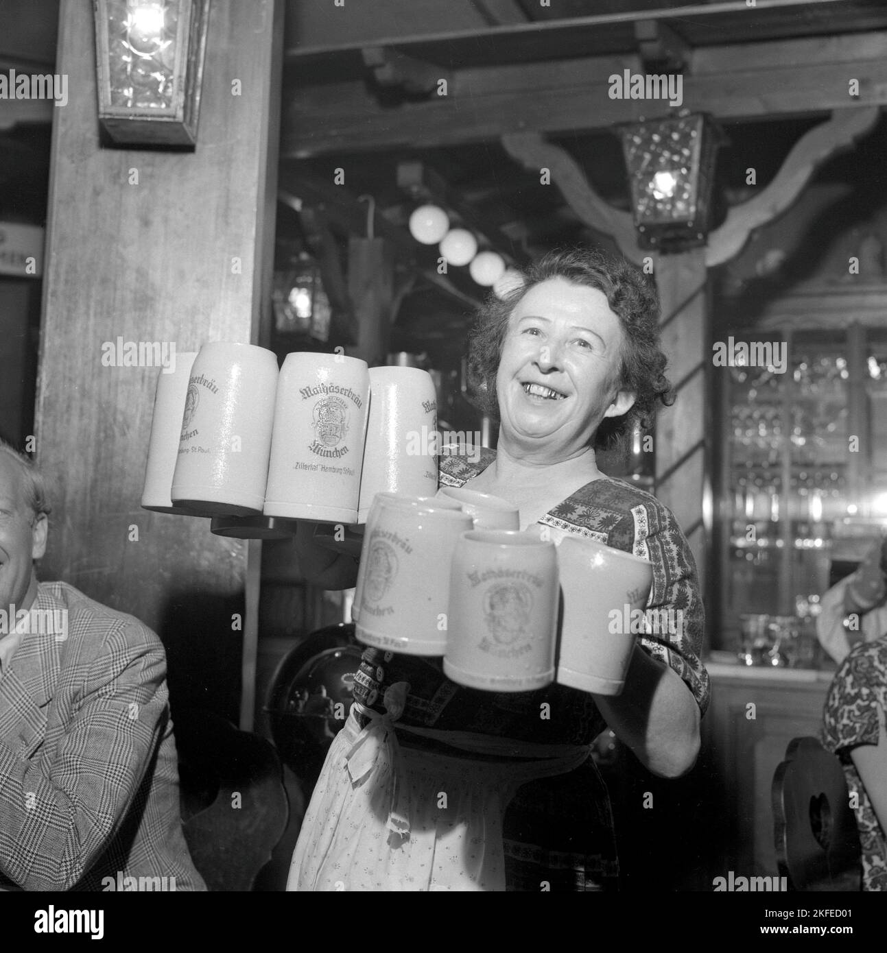 Bierhaus Zillertal. Die älteste Bierstube der Welt mit Platz für 1200 Gäste. Hamburg 15. juli 1952. Stockfoto