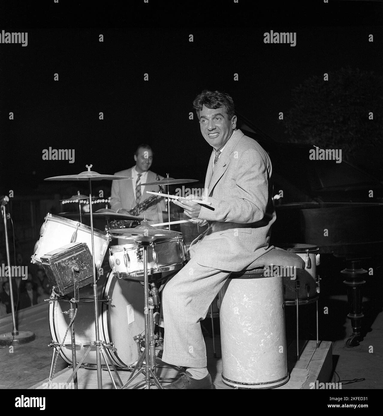 Gene Krupa. Amerikanischer Jazz-Schlagzeuger, Bandleader und Komponist. Geboren am 15 1909. januar, gestorben am 16 1973. oktober. Er war bekannt dafür, mit Energie und Showmanship aufzutreten. Krupa wird vom Modern Drummer Magazine als 'der Gründungsvater des modernen Drumsets' angesehen. Er war der erste Schlagzeuger, der 1978 in die moderne Drummer Hall of Fame aufgenommen wurde. Abgebildet während der Aufführung von i Stockholm Schweden im Juli 1952 Conard Ref 2073 Stockfoto