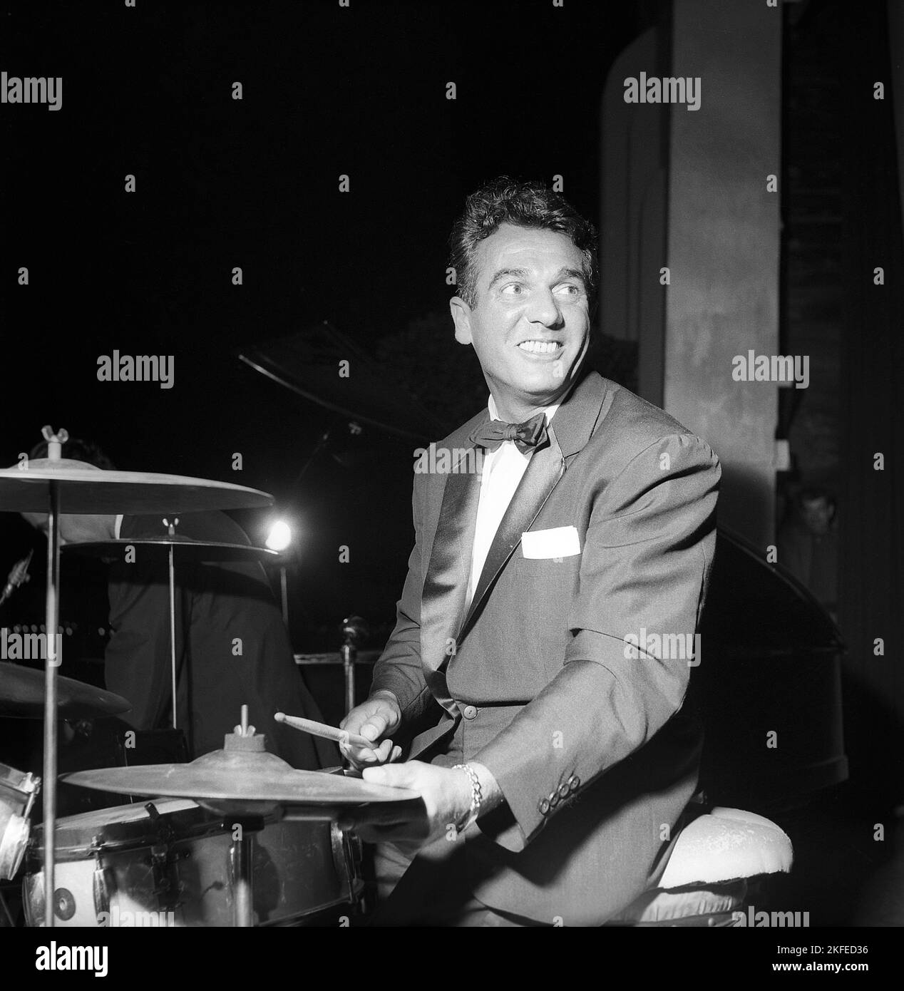 Gene Krupa. Amerikanischer Jazz-Schlagzeuger, Bandleader und Komponist. Geboren am 15 1909. januar, gestorben am 16 1973. oktober. Er war bekannt dafür, mit Energie und Showmanship aufzutreten. Krupa wird vom Modern Drummer Magazine als 'der Gründungsvater des modernen Drumsets' angesehen. Er war der erste Schlagzeuger, der 1978 in die moderne Drummer Hall of Fame aufgenommen wurde. Abgebildet während der Aufführung von i Stockholm Schweden im Juli 1952 Conard Ref 2073 Stockfoto