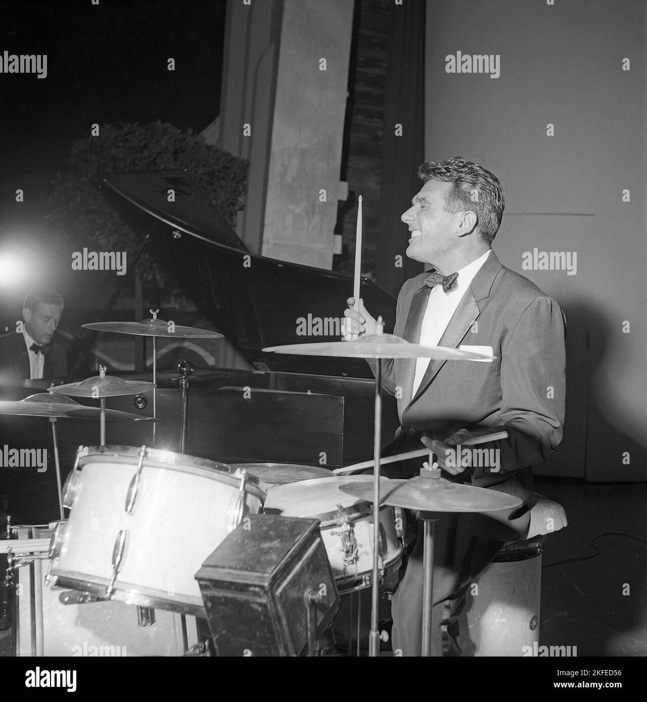 Gene Krupa. Amerikanischer Jazz-Schlagzeuger, Bandleader und Komponist. Geboren am 15 1909. januar, gestorben am 16 1973. oktober. Er war bekannt dafür, mit Energie und Showmanship aufzutreten. Krupa wird vom Modern Drummer Magazine als 'der Gründungsvater des modernen Drumsets' angesehen. Er war der erste Schlagzeuger, der 1978 in die moderne Drummer Hall of Fame aufgenommen wurde. Abgebildet während der Aufführung von i Stockholm Schweden im Juli 1952 Conard Ref 2063 Stockfoto