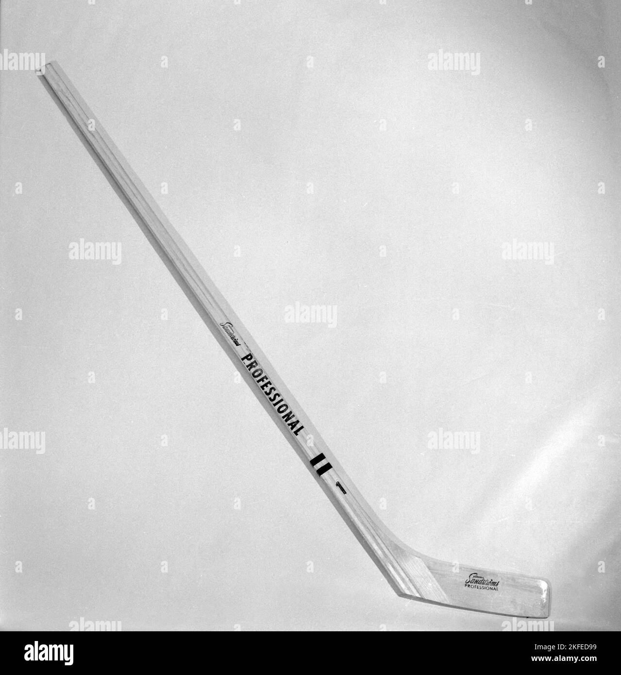 Eishockey in der 1960s. Detail des beliebten Eishockey-Eishockeyschläger, der von Spielern in diesem Jahrzehnt verwendet wurde. Schweden 1960 Stockfoto