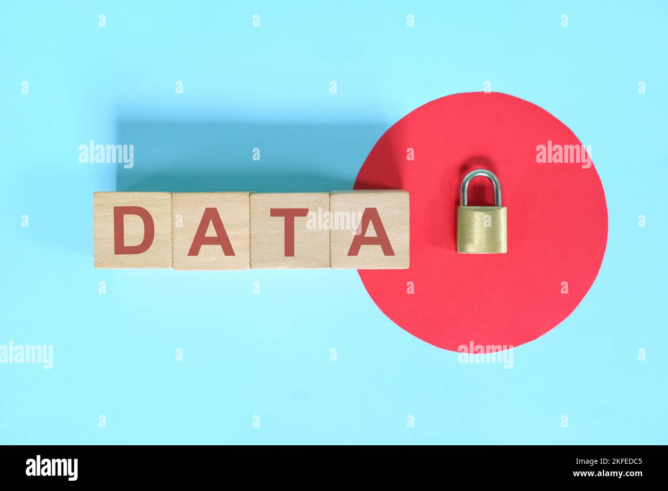 Datensicherheits- und Datenschutzkonzept. Datentext auf Holzblöcken mit Metallvorhängeschloss. Stockfoto