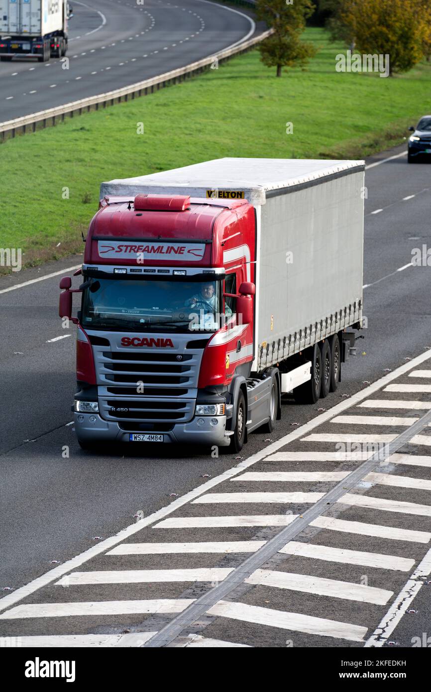 In Polen registrierter Scania Streamline-LKW auf der Autobahn M40, Warwickshire, Großbritannien Stockfoto