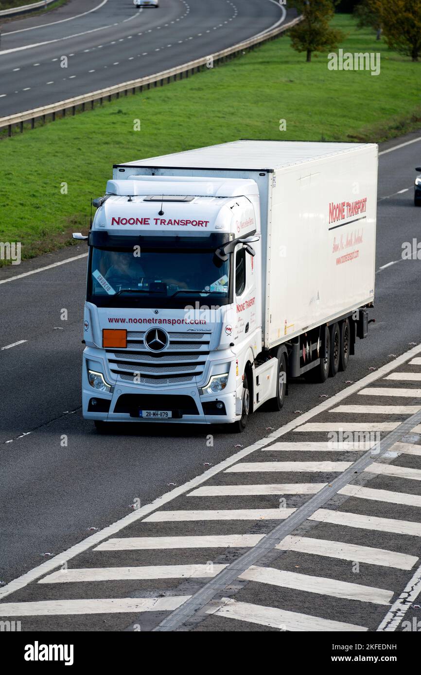 Irisch registrierter niemand Transport Mercedes Actros LKW auf der Autobahn M40, Warwickshire, Großbritannien Stockfoto