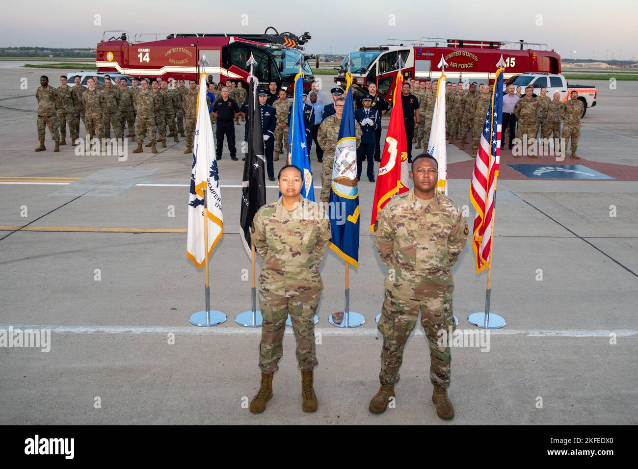 US Air Force Col. Shamekia Toliver, links, Commander 502D Installation Support Group und USAF Chief Master Sgt. Carey Jordan, Kommandochef, 502D ISG, steht während der Gedenkzeremonie 911, 12. September 2022, Joint Base San Antonio-Kelly Air Field, Texas, in Formation. Am 11. September 2011 wurde ein Terroranschlag gegen die Vereinigten Staaten von Amerika verübt. Diese Zeremonie wurde abgehalten, um an die 2.977 verlorenen Leben zu erinnern: „Du wirst nie vergessen werden“. Stockfoto