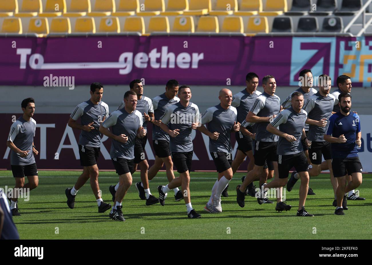 Doha, Katar. 18.. November 2022. Schiedsrichter nehmen am 18. November