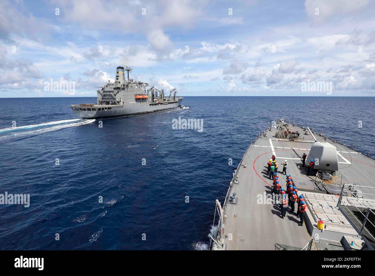 SÜDCHINESISCHES MEER (SEPT 12, 2022) USS Higgins (DDG 76), ein Lenkraketen-Zerstörer der Arleigh Burke-Klasse, nähert sich dem Nachschuböler der Henry J. Kaiser-Klasse USNS Big Horn (T-AO 198), während er sich auf die Durchführung einer Aufstockung auf See im Südchinesischen Meer vorbereitete, 12. September. Higgins ist Kommandant der Task Force 71/Destroyer Squadron (DESRON) 15, der größten vorwärtseingesetzten DESRON der Marine und der wichtigsten Oberflächenkraft der US-Flotte von 7.. Stockfoto