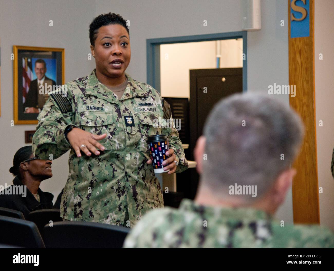 NEWPORT, R.I. (Sept 12, 2022) Master Chief Aviation Maintenance Administrationman Courtney Barber, Senior Enlisted Leader von MyNavy Coaching, gibt während einer MyNavy Coaching Trainingsveranstaltung in der Senior Enlisted Academy auf der Naval Station Newport, 12. September 2022, Unterricht. Als Teil der Talent Management Task Force des Navy Personnel Command ist MyNavy Coaching ein Leiter der von Marinepersonal geleiteten Initiative zum Aufbau und zur Aufrechterhaltung einer Peer-to-Peer-Coaching-Kultur innerhalb der Navy. Stockfoto