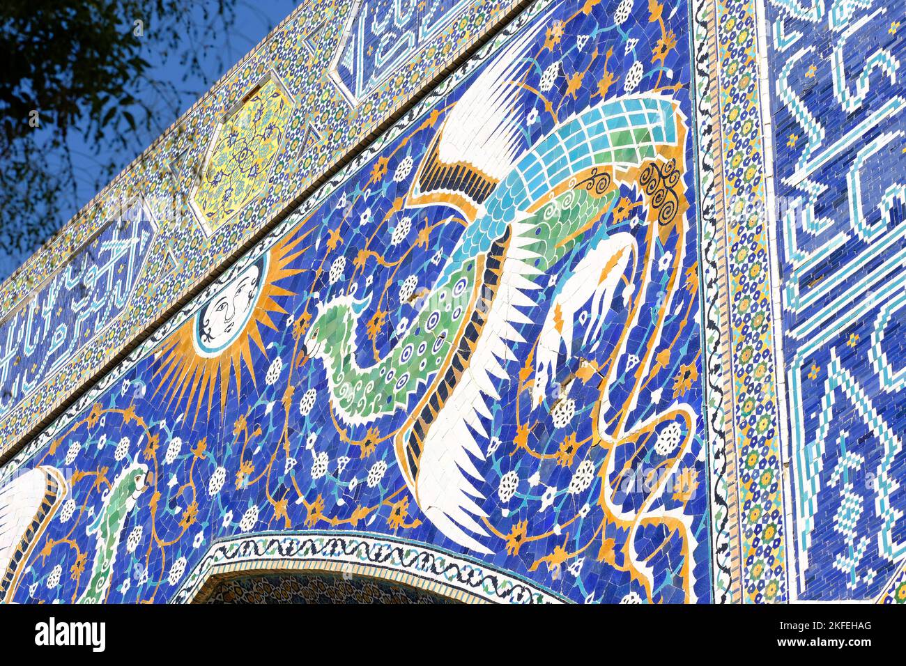 Bukhara Usbekistan - die Madrasa von Nadir Divan Beghi zeigt ungewöhnliche figurative Kunst, die simurgh (persische fliegende Kreaturen) und die mongolische Sonne zeigt Stockfoto