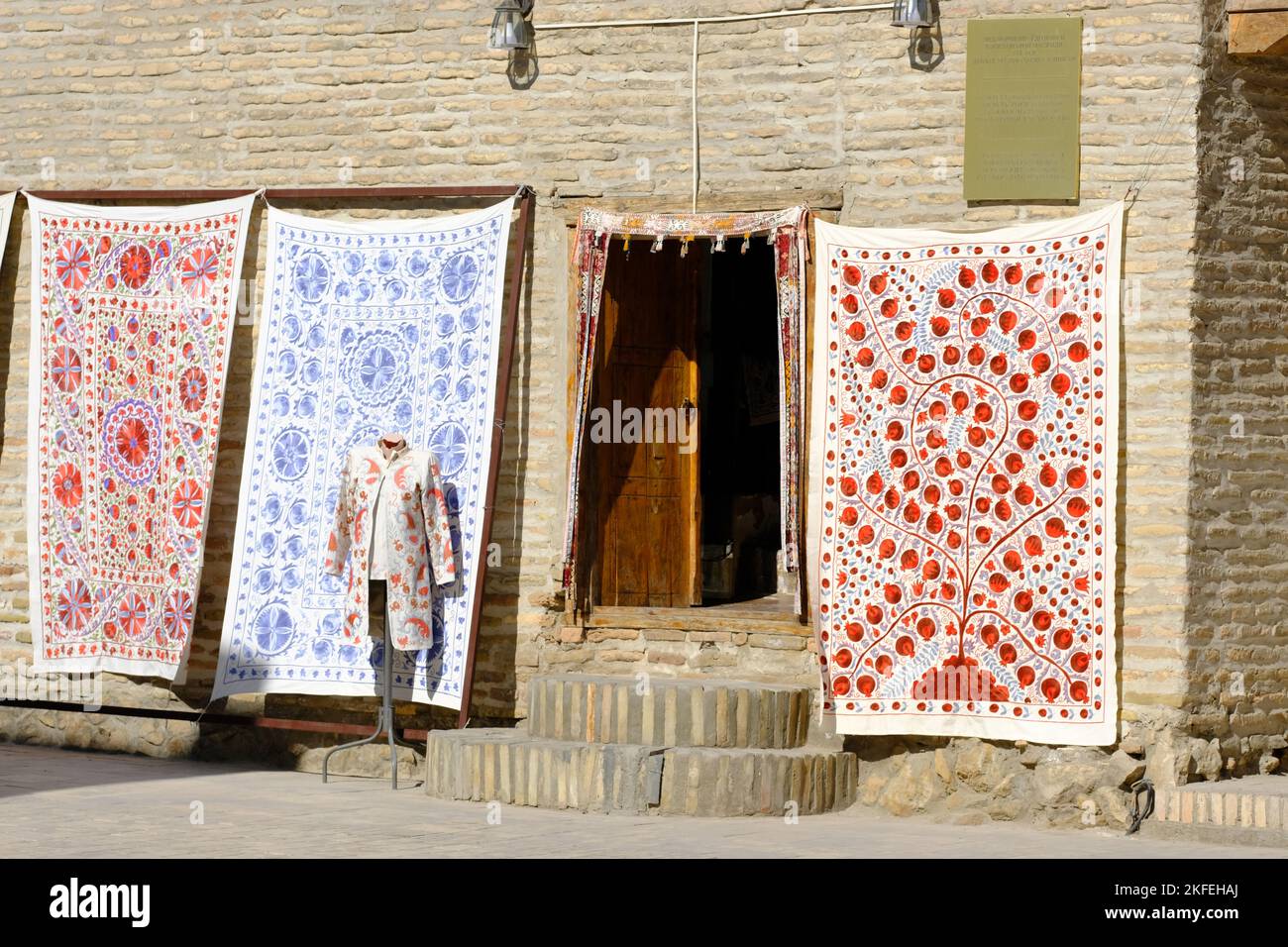 Buchara Usbekistan schöne Tischdecken zum Verkauf in touristischen Souvenirläden, einige mit einem lokalen Granatapfel-Design - August 2022 Stockfoto