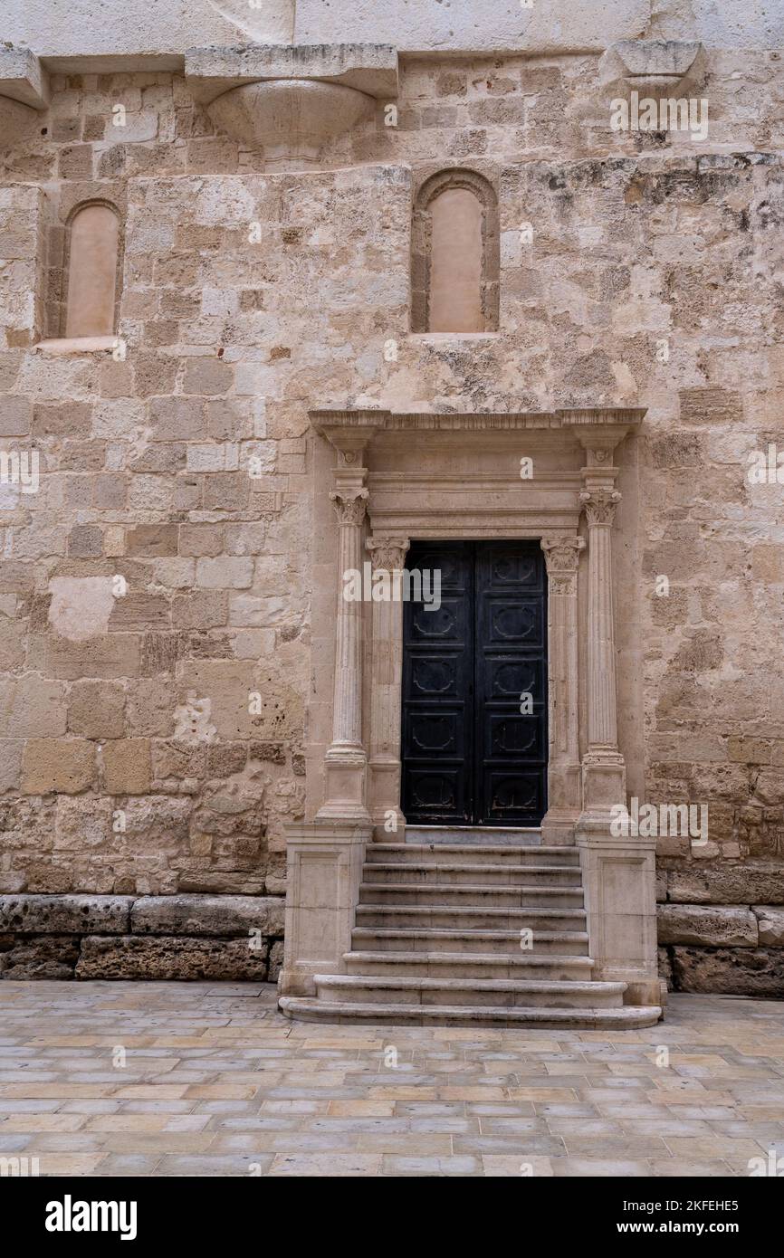 Die Kathedrale von Syrakus wurde auf einem griechischen Tempel erbaut. Dorische Säulen sind an den Wänden zu sehen. Sizilien. Italien. Stockfoto