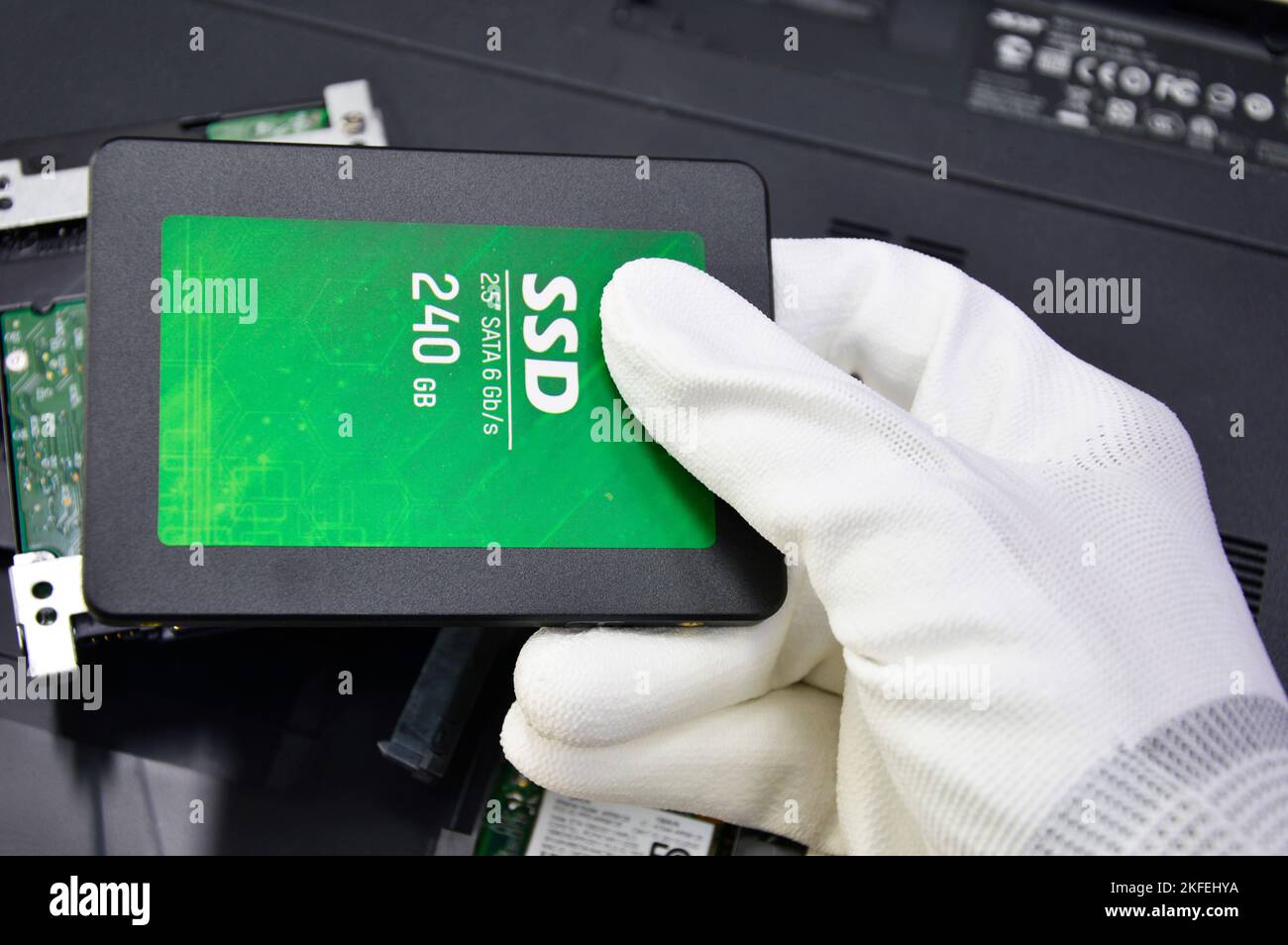 2,5-Zoll-SSD-Festplattenlaufwerke werden zum Speichern von Daten, auch als Festplattenlaufwerke bezeichnet, verwendet. Es wird derzeit sehr stark genutzt. Stockfoto