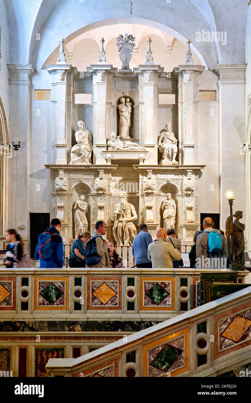 Rom Latium Italien. San Pietro in Vincoli (St. Peter in Ketten). Touristen bewundern den Moses, eine Skulptur des italienischen Künstlers Michelangelo Buonarrot Stockfoto