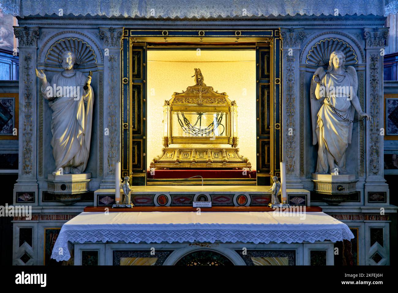 Rom Latium Italien. San Pietro in Vincoli (St. Peter in Ketten). Reliquiar mit den Ketten des hl. Petrus Stockfoto