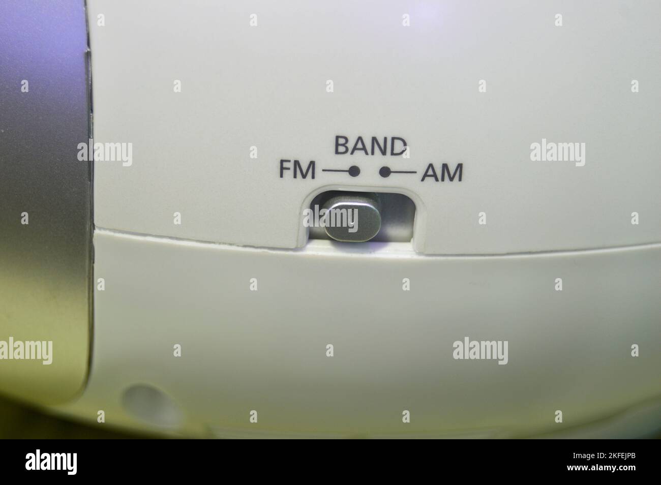 Dieses Bild zeigt, dass FM- und AM-Radios heute noch beliebt sind, obwohl es andere Dinge gibt, die sehr interessant zu folgen sind. Stockfoto