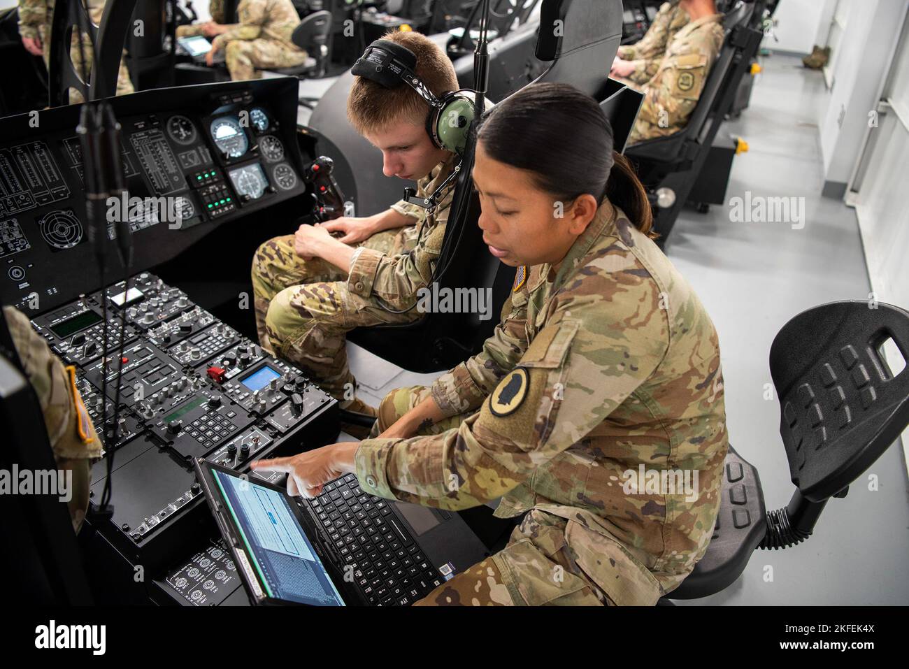 U.S. Army Pvt. Aubrey Dagdagan, rechts, und Pvt. Skyler Dupuis, links, 128. Studenten der Luftfahrt, Flugmechaniker, testet Kommunikationsgeräte in einem Hubschrauber-Simulator der UH-60-Klasse während eines praktischen Trainings auf der Joint Base Langley-Eustis, Virginia, 12. September 2022. Die beiden Soldaten sind Teil von rund 200 Studenten, die jedes Jahr das Avionik-Mechaniker-Schulhaus besuchen, um die 15N militärischen Berufsspezialitäten zu erwerben. Stockfoto