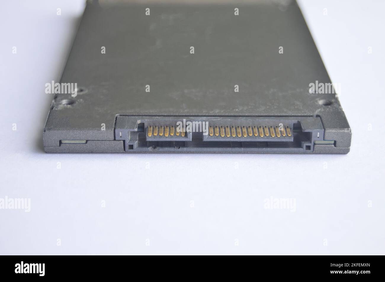 Laptop ssd Disk ist eine moderne Technologie. Weit verbreitet (SSD auf weißem Hintergrund) Stockfoto