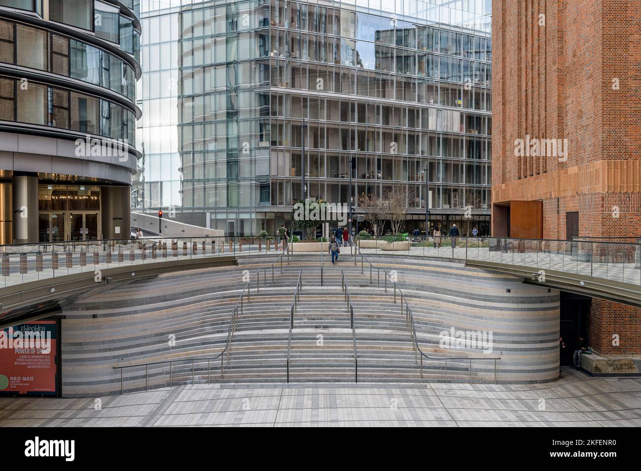 Vor Dem Battersea Power Station, London. Geschäfte, Wohnungen und Büros bezahlten die Renovierung des denkmalgeschützten Gebäudes durch die Architekten WilkinsonEyre. Stockfoto