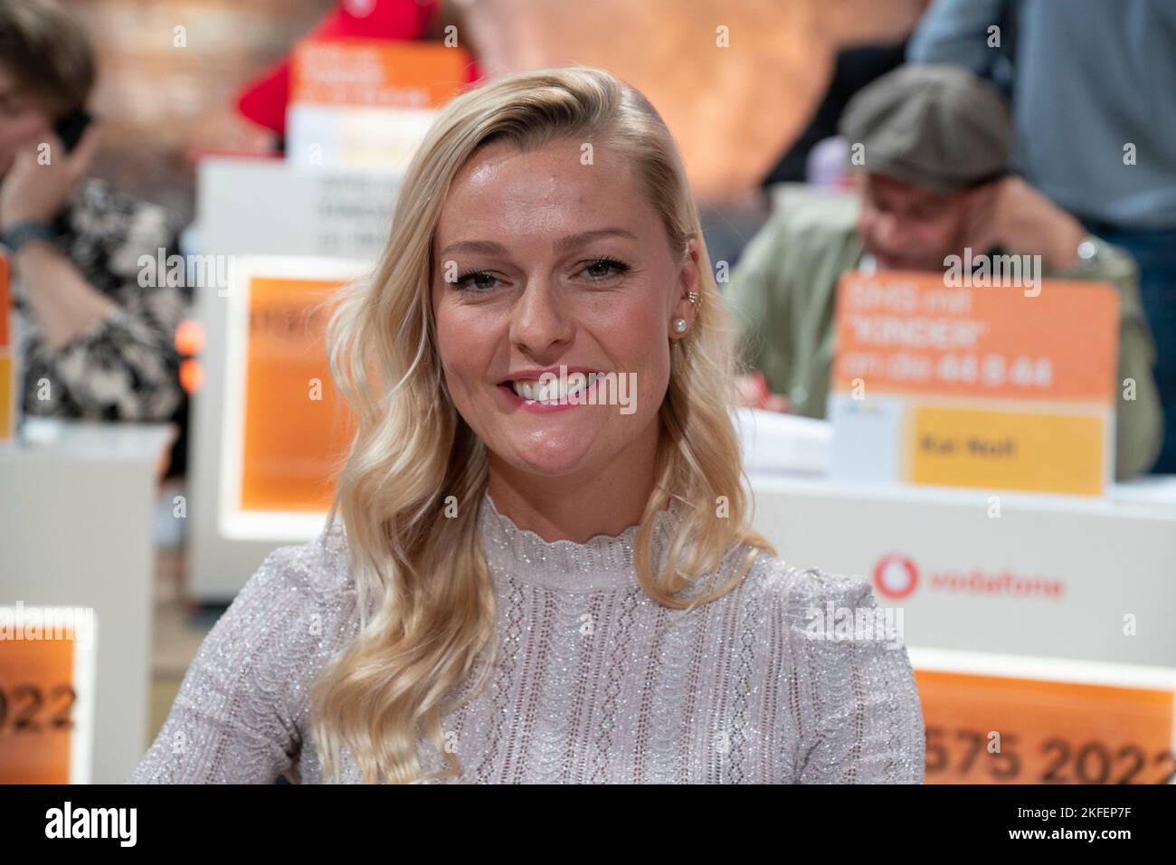 Hurth, Deutschland. 17.. November 2022. Miriam HOELLER, Moderatorin, Stunt Woman, 27. RTL Spendenmarathon 'Wir helfen Kindern', Fernsehen, 17.-18. November 2022. Kredit: dpa/Alamy Live Nachrichten Stockfoto