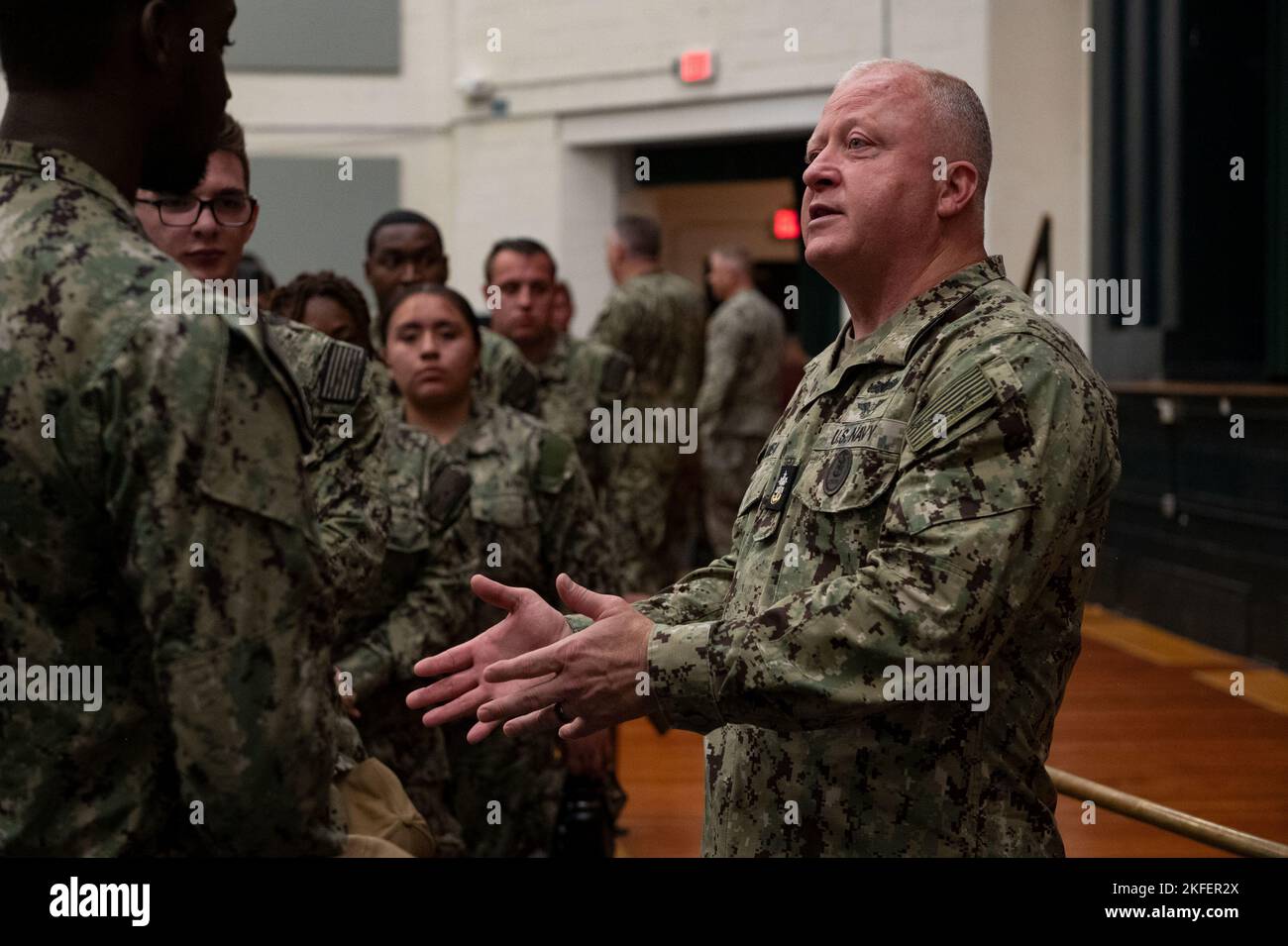 NORFOLK, VA. (Sept 13, 2022) der Chef des Kleinoffiziers der Marine, James Honea, spricht mit Matrosen, nachdem er auf der Naval Station Norfolk, 13. September 2022, einen Anruf aus allen Händen erhalten hatte. Honea führte seinen ersten Flottenbesuch durch, um Fragen zu beantworten und seine Prioritäten in den Bereichen Kriegskampfkompetenz, berufliche Entwicklung und Charakterentwicklung sowie Lebensqualität zu besprechen. Stockfoto