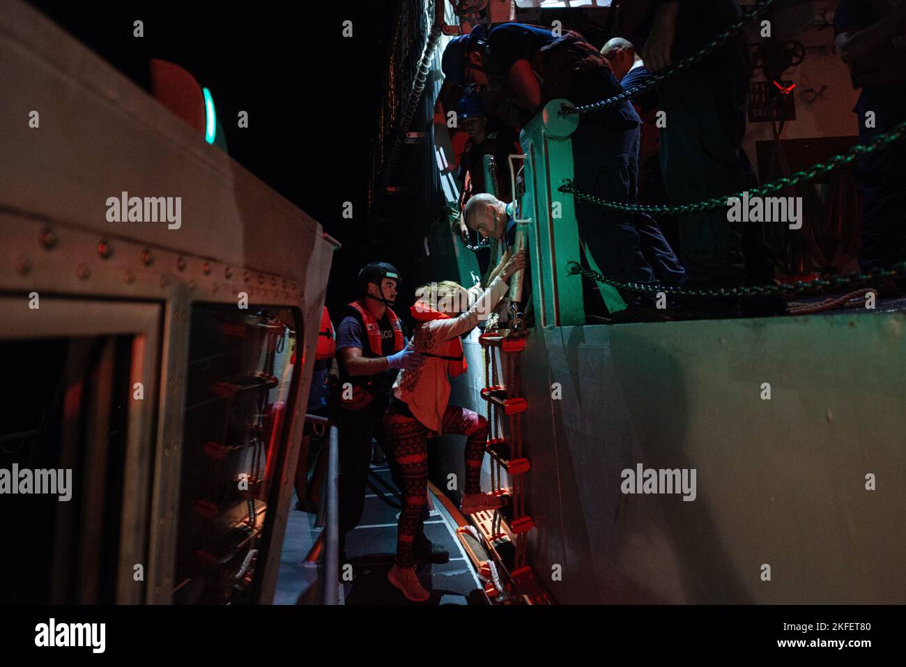 Küstenwache stoppt ein mutmaßlicher Schmuggelschiff vor Rodriguez Key, Florida, 13. September 2022. Ermittlungen zur Heimatsicherheit haben eine Untersuchung eingeleitet. Stockfoto