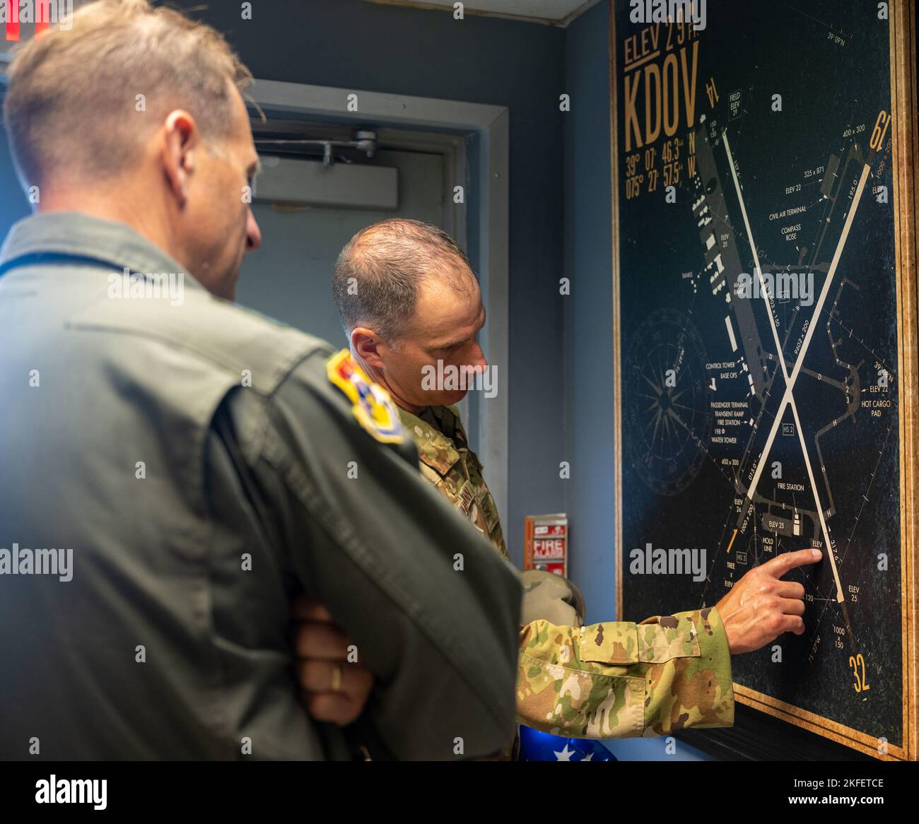 Col. Matt Husemann, Kommandant des Luftlift-Flügels 436., rechts, bespricht eine Karte des Luftwaffenstützpunktes Dover mit Maj. General Corey Martin, Kommandant der Luftwaffe 18., während seines Besuchs auf der Dover AFB, Delaware, 13. September 2022. Martin erlebte die einzigartige Mission von Dover durch das C-5 Isochronal Inspection Dock, das 436. Aerial Port Squadron und das 436. Logistics Readiness Squadron. Stockfoto