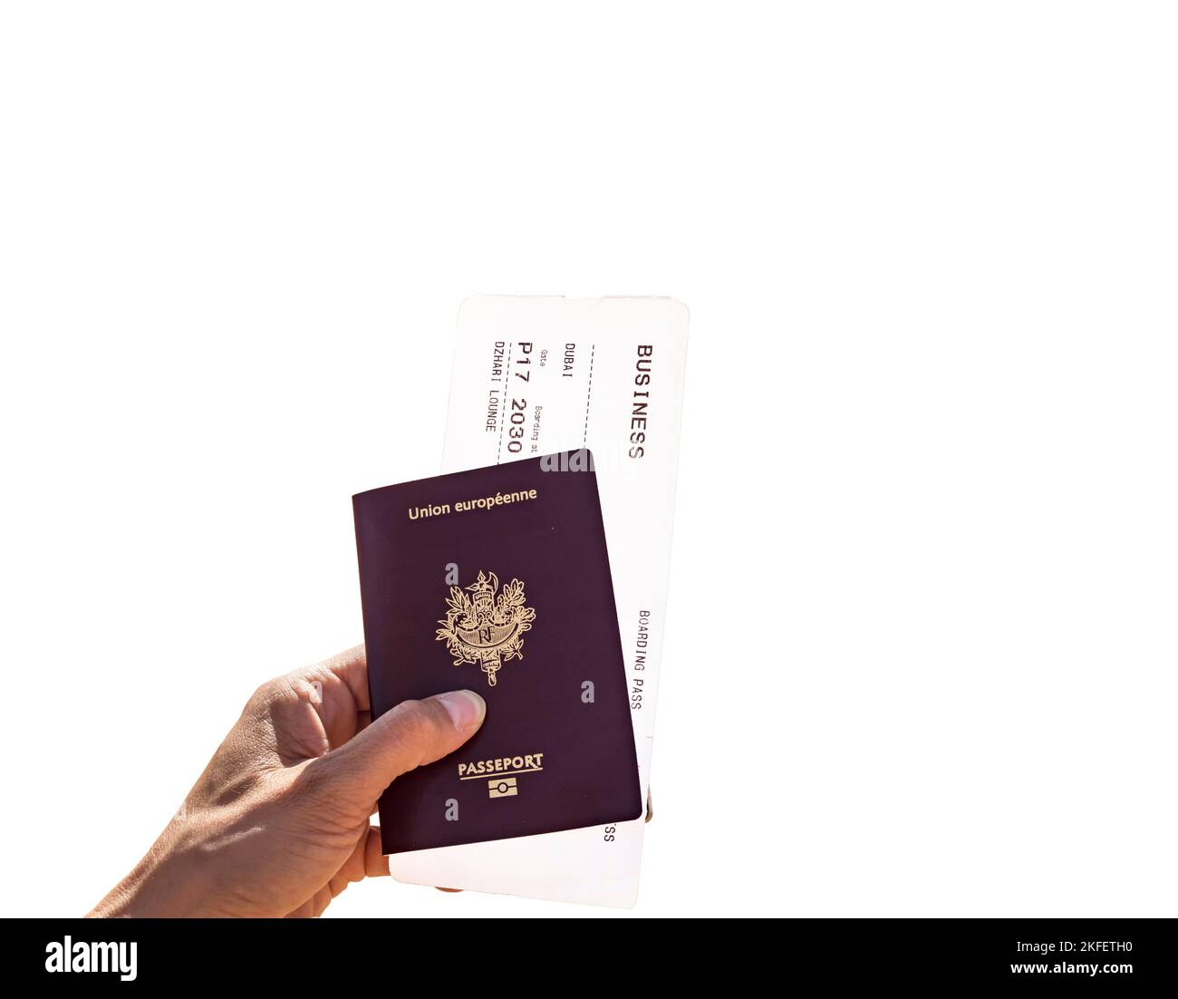 Hand einer Frau mit französischem Pass und Business Class Boarding Pass für die Einreise nach Dubai vor weißem Hintergrund Stockfoto