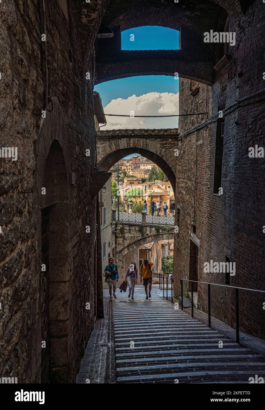 Panoramablick auf das historische Aquädukt, das die Fußgängerzone entlang der antiken Via Appia im historischen Zentrum von Perugia bildet. Perugia, Umbrien Stockfoto