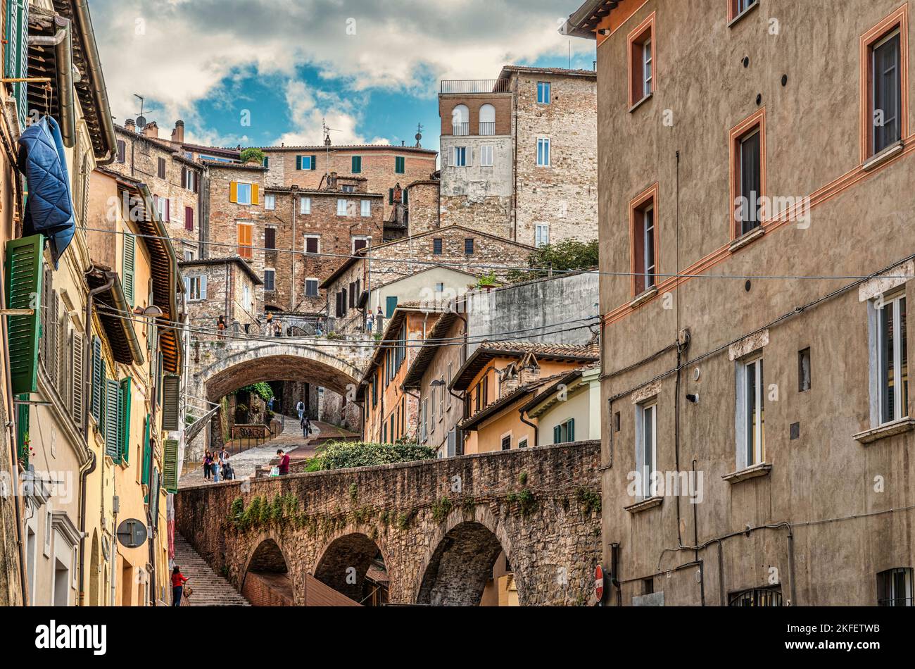 Panoramablick auf das historische Aquädukt, das die Fußgängerzone entlang der antiken Via Appia im historischen Zentrum von Perugia bildet. Perugia, Umbri Stockfoto