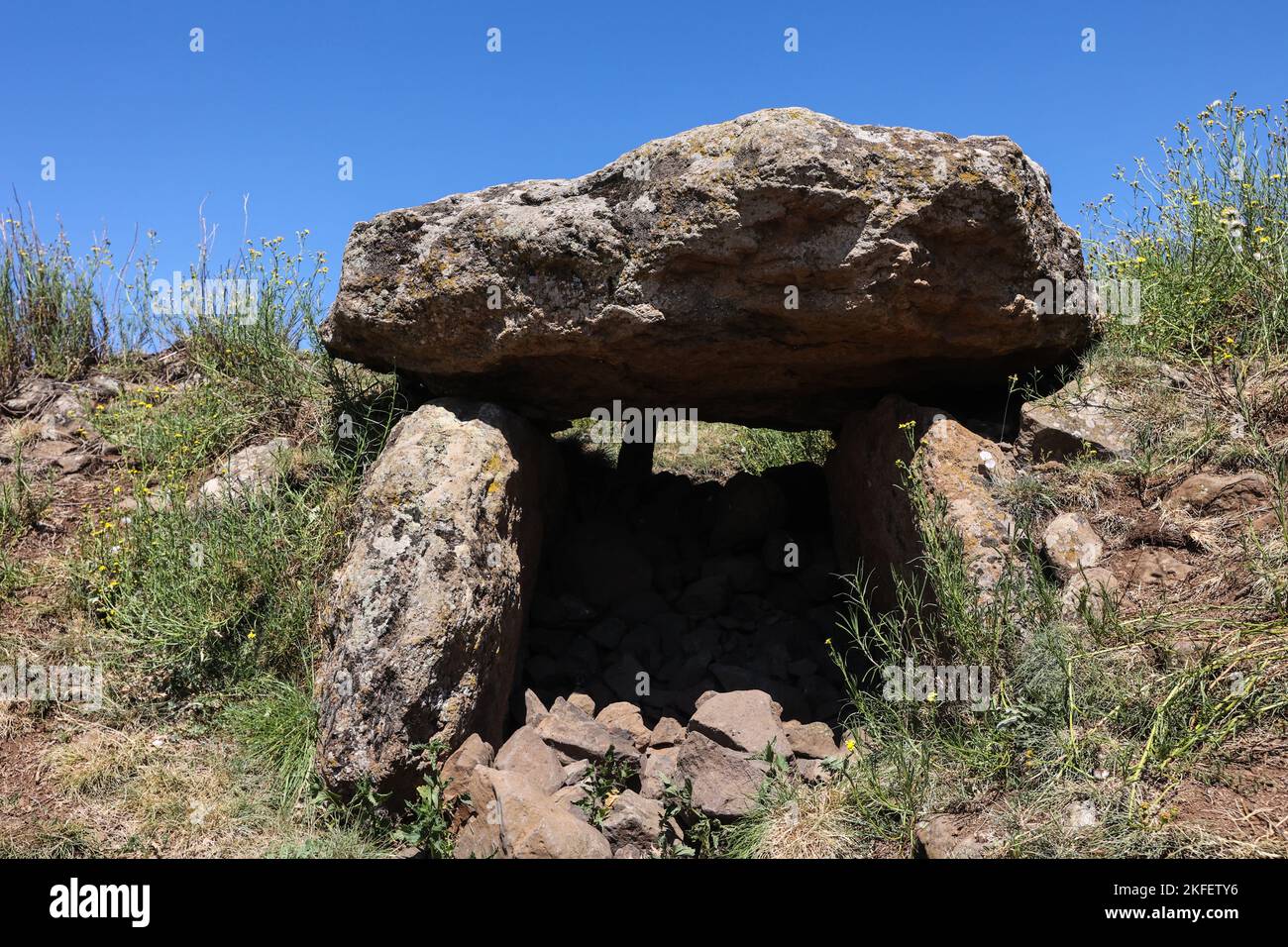 Dolmen,oben,Saint-Flour, St Flour,Saint Flour,attraktiv,mittelalterlich,Dorf,ist eine,Gemeinde, im, Kantal, Departement, im, Auvergne, Region, Auvergne-Rhône-Alpes, Frankreich, in, Südmittelfrankreich, Rund 100 km südlich von Clermont-Ferrand. In der Nähe,A75,frei,Autoroute, Frankreich,Frankreich,Europa,Europa, ist die Stadt in zwei verschiedene Teile unterteilt - eine obere Stadt auf einer Felsklippe über dem Fluss und eine untere Stadt. Herrliche Kathedrale, die stolz mit 892m m (die höchste in Europa) im Herzen der Altstadt liegt Stockfoto