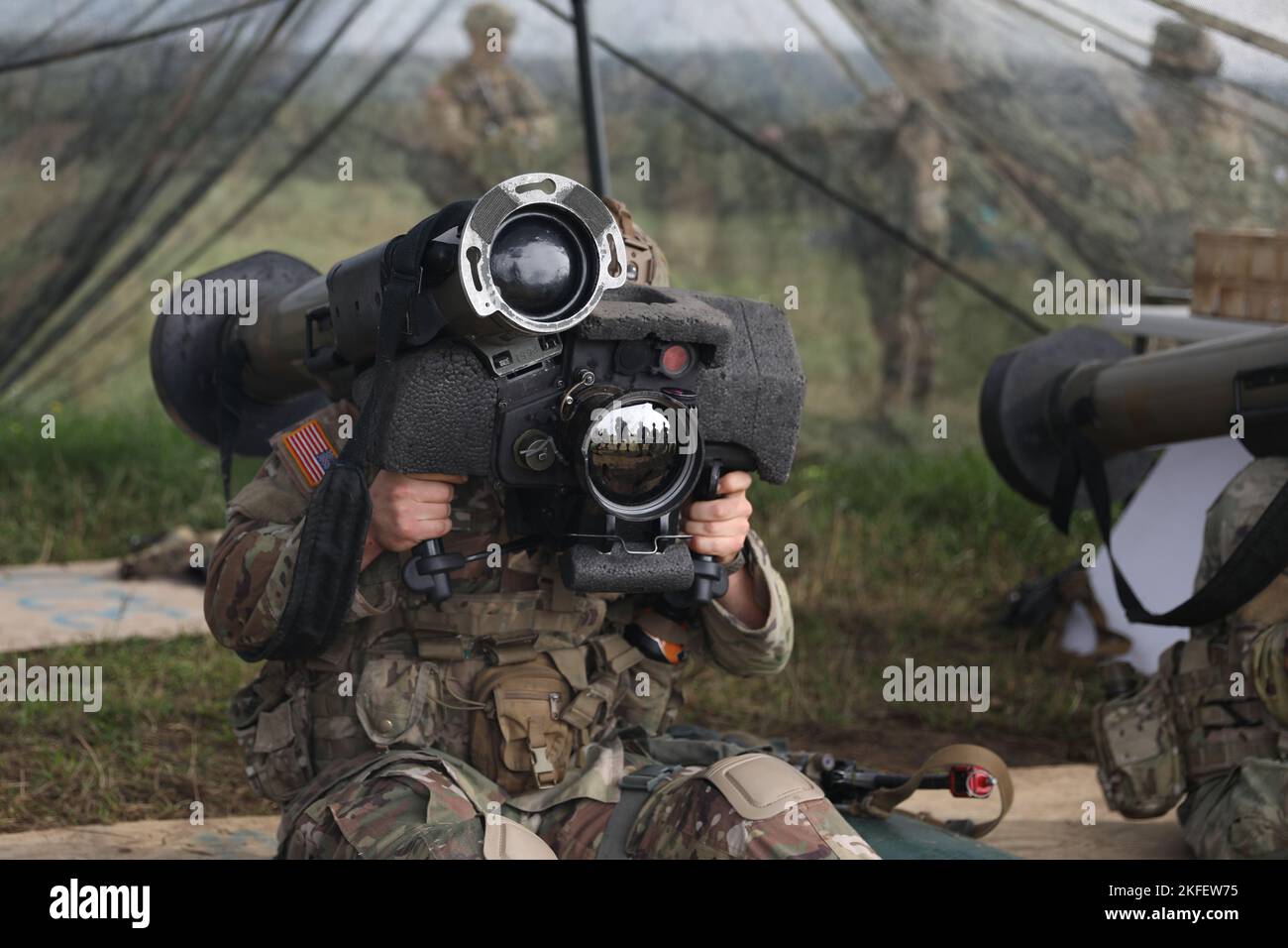 Ein US-Soldat betreibt ordnungsgemäß einen FMG-148 Javelin, um das U.S. Army Expert Soldier Badge (ESB) am 13. September 2022 in Vilseck, Deutschland, zu erhalten. Der ESB ist ein Abzeichen für besondere Fähigkeiten der US-Armee, das allen Soldaten mit Ausnahme derjenigen in den Bereichen Infanterie, Spezialeinheiten und Medical Career Management verliehen wird, nachdem die individuellen Soldatenkompetenzen und -Fähigkeiten demonstriert wurden, um anspruchsvolle, realistische und missionsorientiert qualifizierte Aufgaben von Kriegern und Brigadekommandanten der Stufe 1 auszuführen. Stockfoto