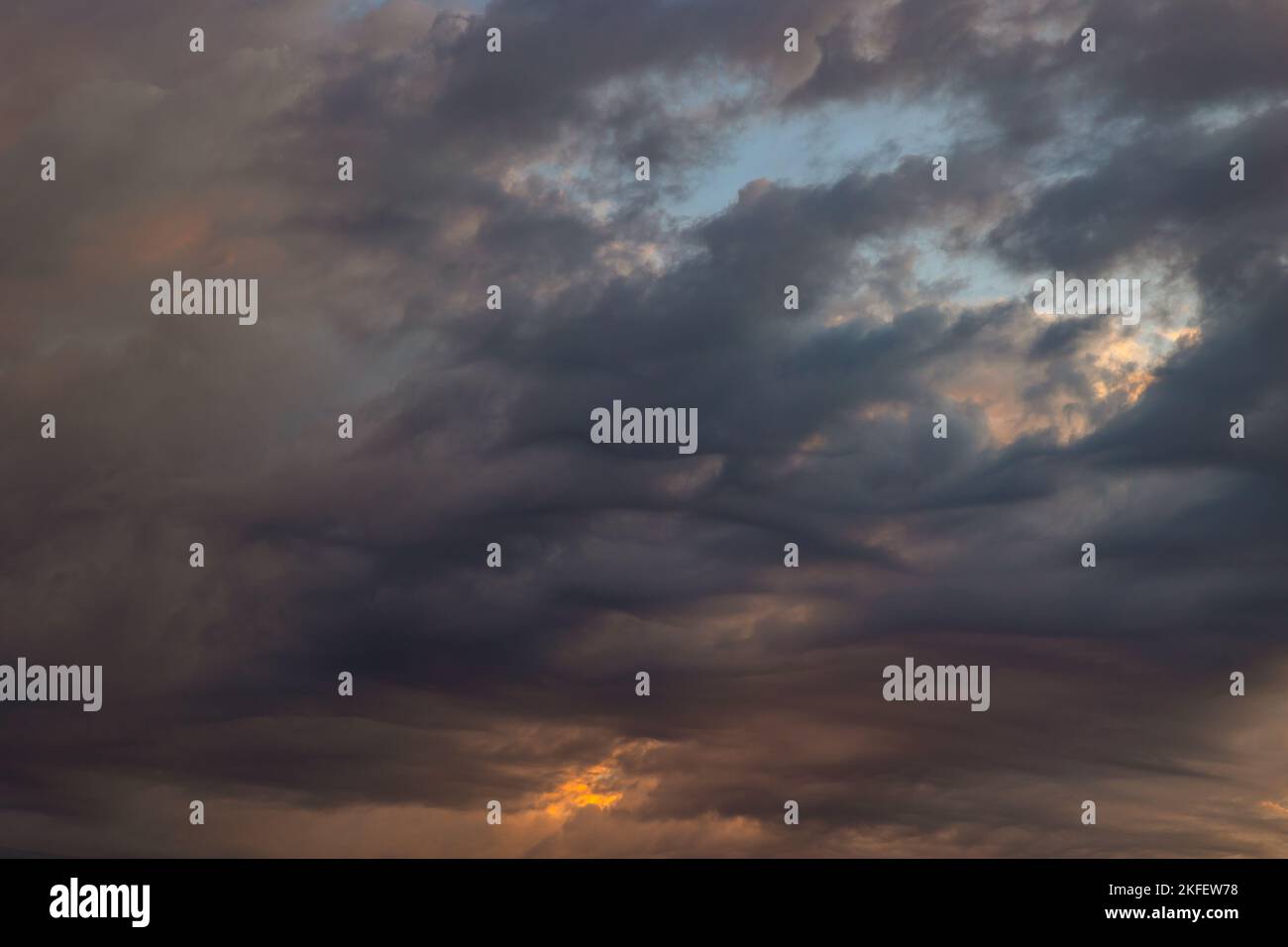 Dramatische oder filmische Wolkenlandschaft bei Sonnenuntergang oder Sonnenaufgang. Saison- oder Wettervorhersage oder Foto des Naturkonzepts. Stockfoto