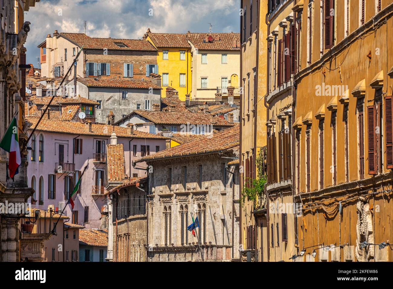 Paläste und historische Häuser mit Stilen aus verschiedenen Epochen in der mittelalterlichen Stadt Perugia. Perugia, Umbrien, Italien, Europa Stockfoto