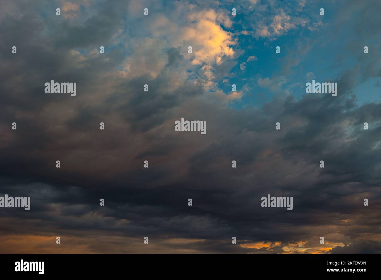 Dramatische Wolkenlandschaft bei Sonnenaufgang. Blick auf den Morgenhimmel. Foto des Sturm-Konzepts. Wolkenlandschaft mit filmischen Farben. Stockfoto