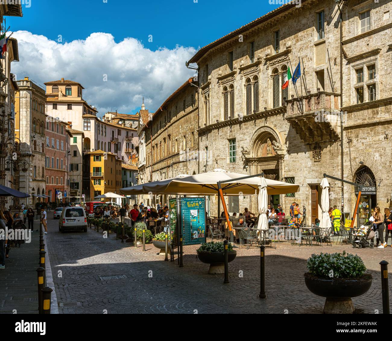 Historische, mittelalterliche Paläste und Häuser auf der Piazza Giacomo Matteotti oder der Piazza Grande in Perugia. Perugia, Umbrien, Italien, Europa Stockfoto