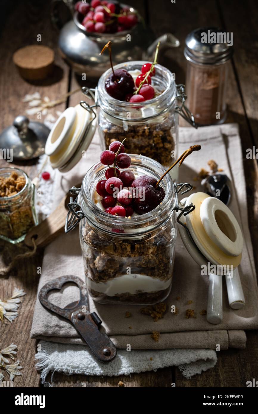 Sommer- und Winterfrühstück.leckeres Essen und Trinken.gesundes Dessert mit Obst.Urlaubssnack Stockfoto