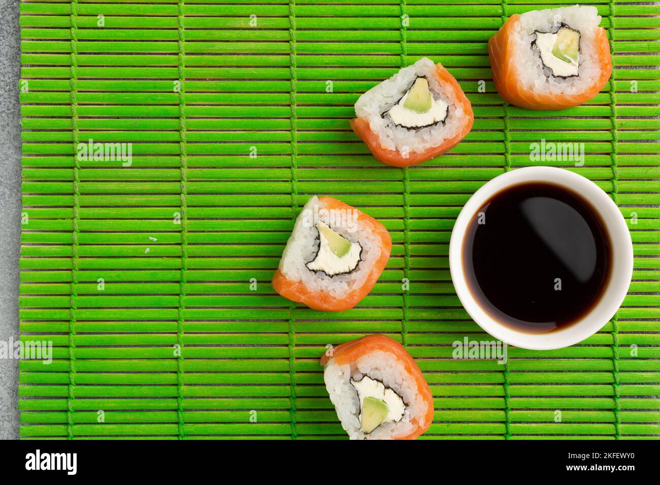 Sushi-Set Sashimi und Sushi-Brötchen auf Steinschiefer. Hochwertige Fotos Stockfoto
