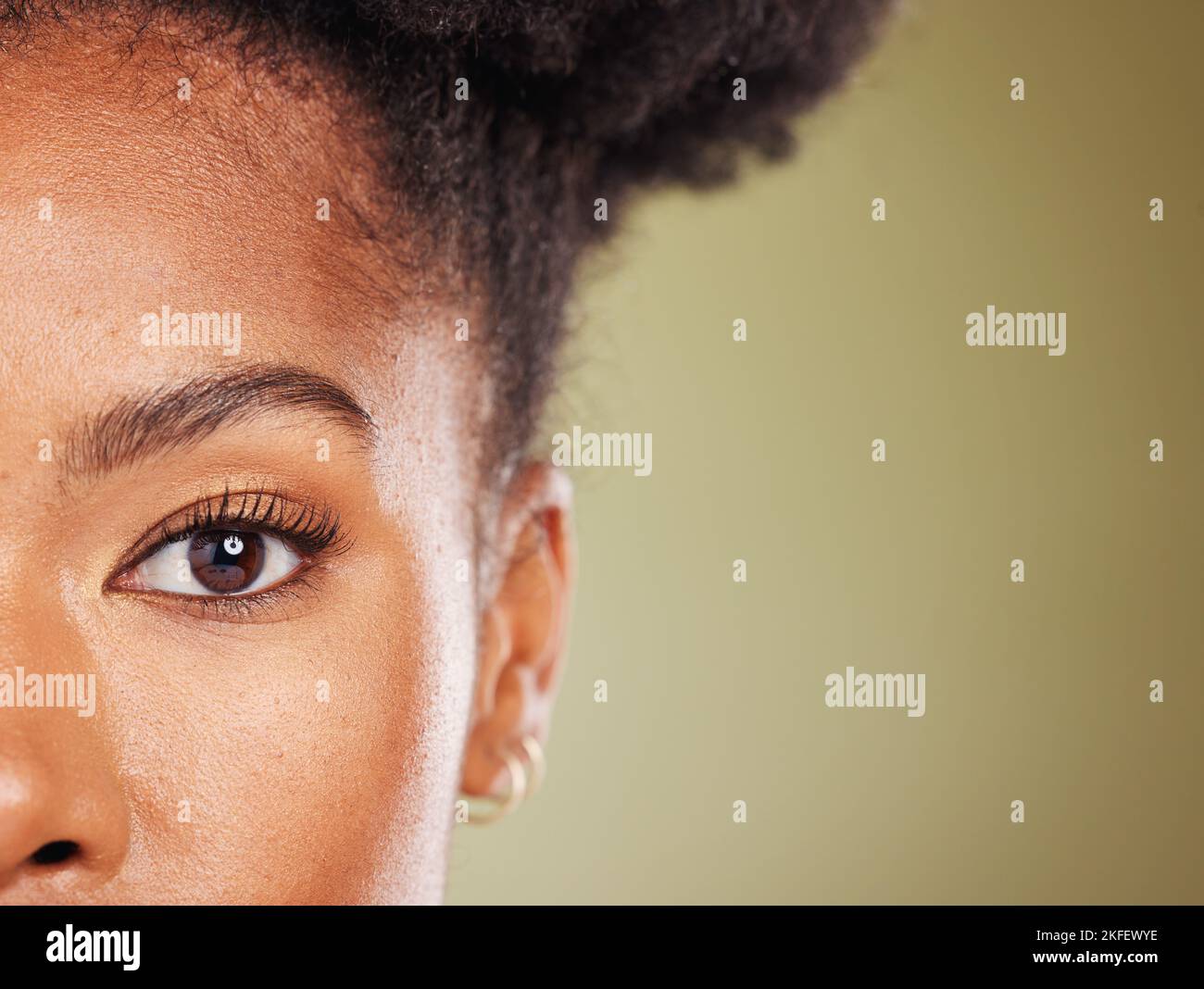 Schönheit, schwarze Frau und Halbgesichtsportrait für Dermatologie, Gesichts- oder Hautpflege-Werbung. Wellness, Gesundheit und natürliche Haut kosmetische Zoom des Modells Stockfoto