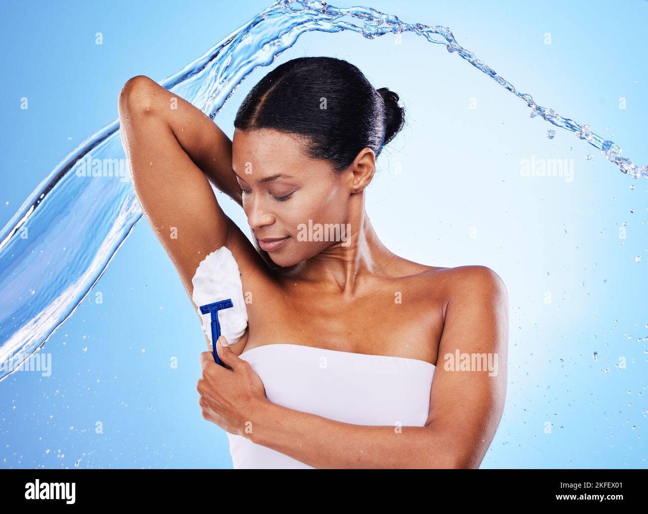 Schwarze Frau, Wasserspritzer und Rasur Achsel mit Creme für die Hautpflege Körpergesundheit, Kosmetik Hygiene und Beauty-Pflege Routine. Selbstpflege, Haare Stockfoto