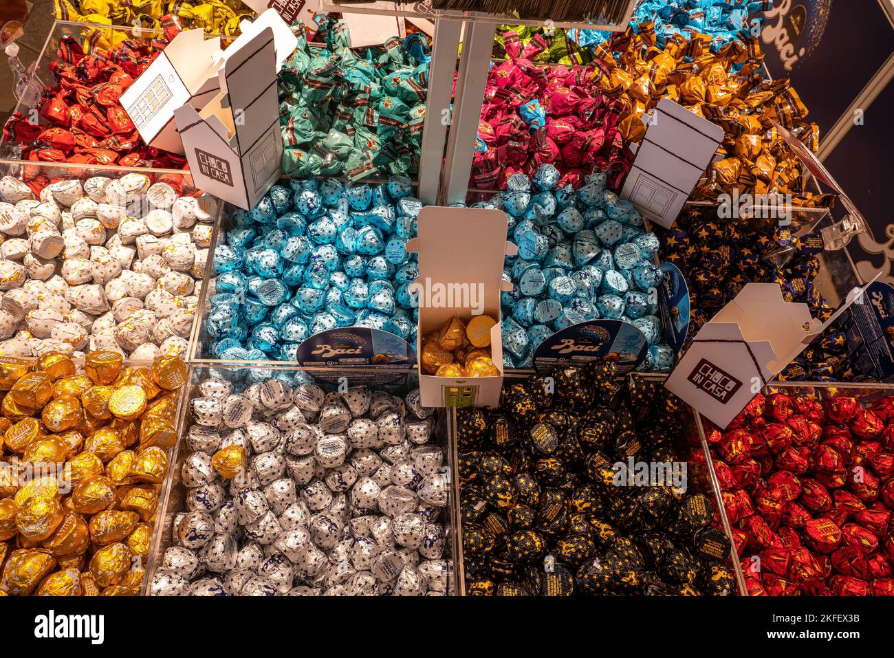 Eine Auswahl an Schokoriegeln und Perugini-Schokolade, typisch für die Stadt Perugia, in einem Süßigkeiten- und Schokoladenladen. Perugia, Umbrien, Italien, Europa Stockfoto